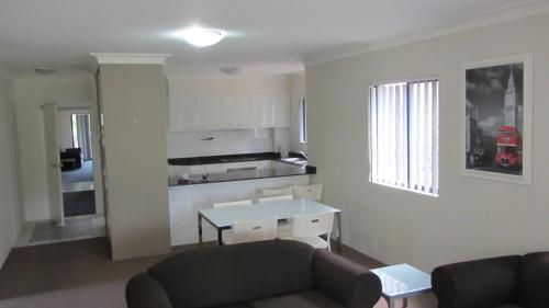 悉尼Parkside Apartments Parramatta的客厅配有沙发和桌子