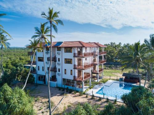 坦加拉安纳尼亚海滩度假村的享有度假村的空中景致,设有游泳池和棕榈树