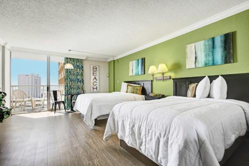 默特尔比奇金沙海洋俱乐部度假酒店的酒店客房设有两张床和一个阳台。