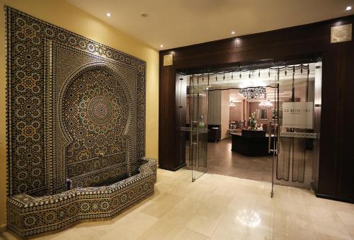 乌季达Terminus City Center Oujda的带淋浴和马赛克墙的浴室