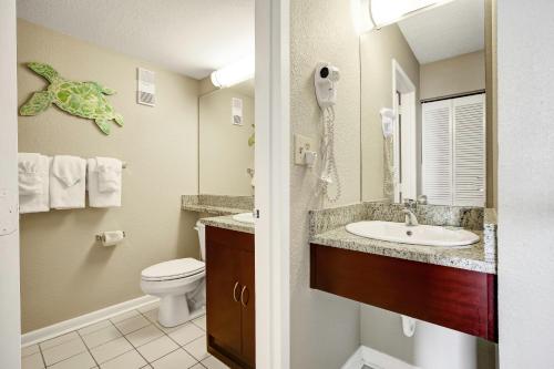 默特尔比奇金沙海洋俱乐部度假酒店的一间带水槽和卫生间的浴室