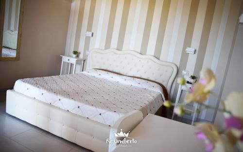 圣萨尔沃Re Umberto Suite的卧室配有白色的床