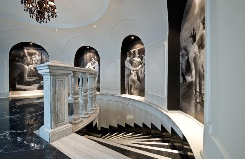 马德里温齐66号酒店的博物馆的楼梯,墙上有艺术作品