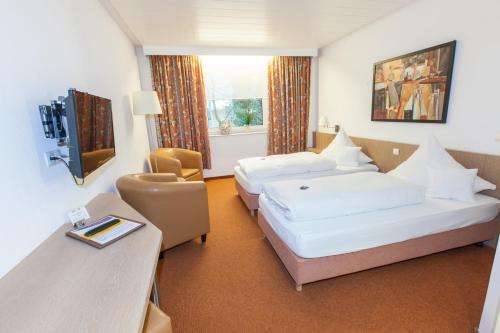 格罗斯堡韦德斯普林赫尔斯特思酒店的酒店客房配有两张床和一张书桌