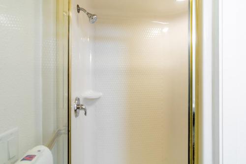 哈维6哈维汽车旅馆的浴室里设有玻璃门淋浴