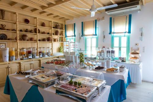 米克诺斯城海神套房酒店的自助菜谱,餐桌上摆放着食物