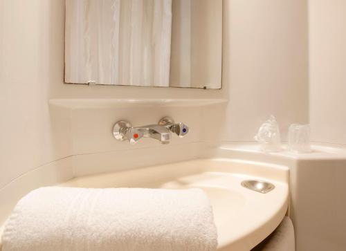 拉克雷奇东尼奥尔普托儿所瑞米尔经典酒店的白色的浴室设有水槽和镜子
