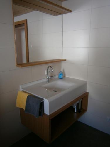 布雷根茨沃尔德地区奥Haus Zitterklapfen的浴室设有白色水槽和镜子