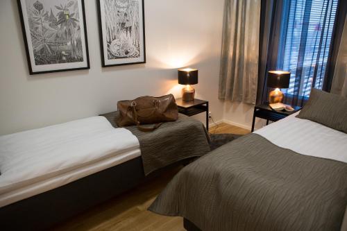 波里Antintorni Apartment 2的酒店客房设有两张床,床上有一个钱包