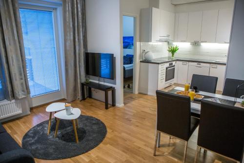 波里Antintorni Apartment 2的客厅设有厨房和桌椅