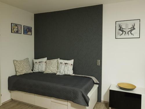 PinsdorfFerienwohnung的一间卧室配有一张黑色墙壁的床
