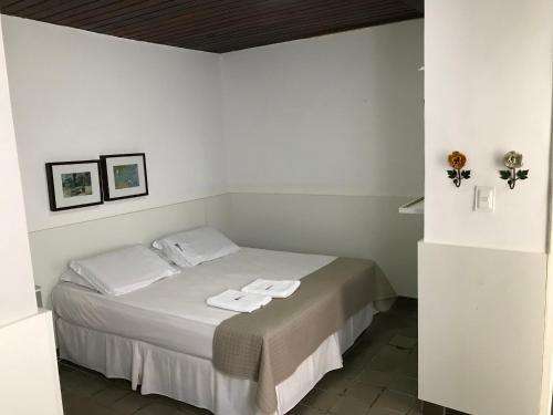 特雷西纳韦柳蒙赫酒店的白色卧室配有带2条毛巾的床