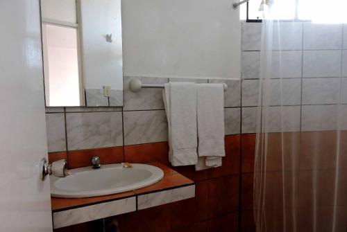 米拉玛旅舍的一间浴室