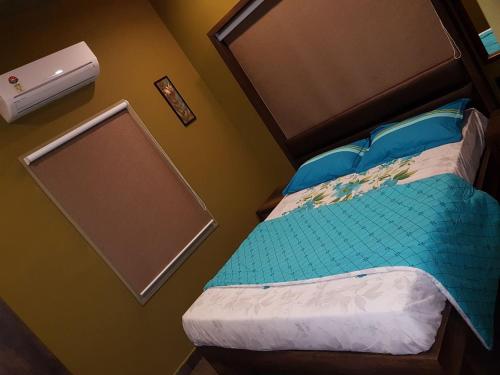 门格洛尔Belen - Service Apartment的一间卧室配有一张带床头板的床