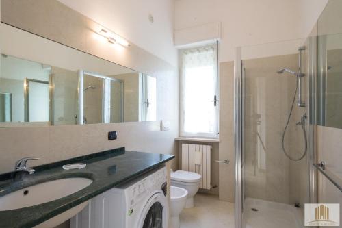 马切拉塔Camere Pallotta的一间带水槽、卫生间和淋浴的浴室