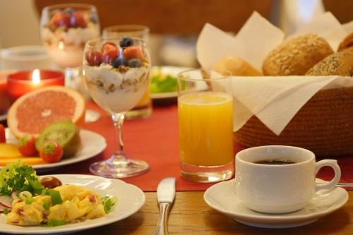 贝尔吉施格拉德巴赫雷法塔霍夫酒店的餐桌上放着盘子和咖啡