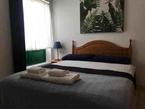普拉亚布兰卡Trocito De Cielo的一间卧室配有两张带毛巾的床