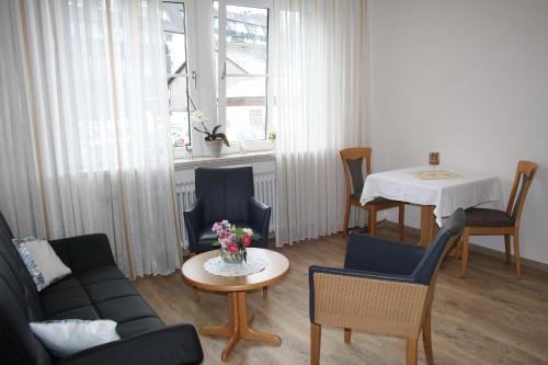 伦讷施塔特Pension / Ferienwohnung Allebrodt的客厅配有沙发和桌子