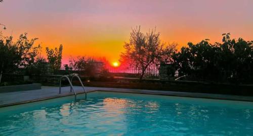 DrymonZephyros Rooms And Apartments的一座享有日落美景的游泳池