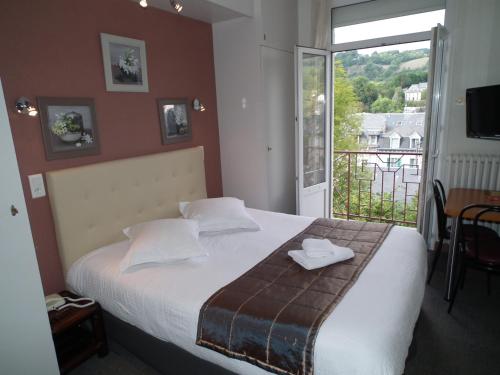 拉布尔布勒航空酒店的一间带大床的卧室和一个阳台