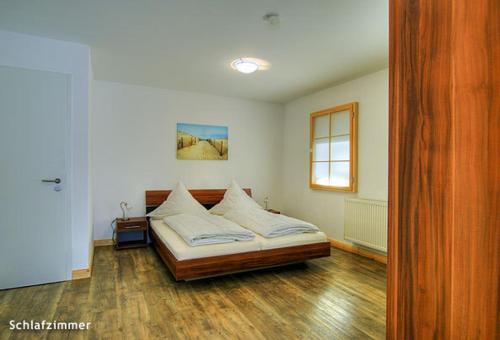 瓦尔内明德瓦尔内明德度假公寓的卧室中间设有一张床