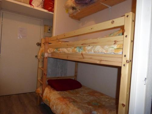 勒索兹ZENITH 2015的一间卧室配有两张双层床。
