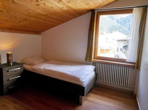 伦策海德Ulrike (709 Sh)的一间小卧室,配有床和窗户