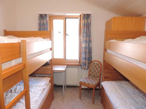 LenzBarhetta (389 Ma)的宿舍间设有双层床、椅子和窗户。