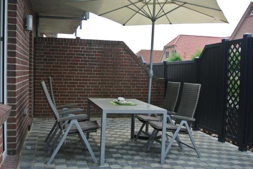 特希尔Seestern的庭院内桌椅和遮阳伞