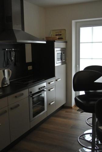 特希尔Seestern的厨房配有炉灶和微波炉。