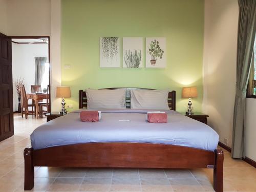 涛岛Woodlawn Villas Resort的卧室配有一张大床和两个粉红色枕头
