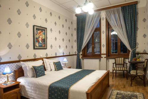塞克萨德Szekszárd Szálló的酒店客房设有床和窗户。