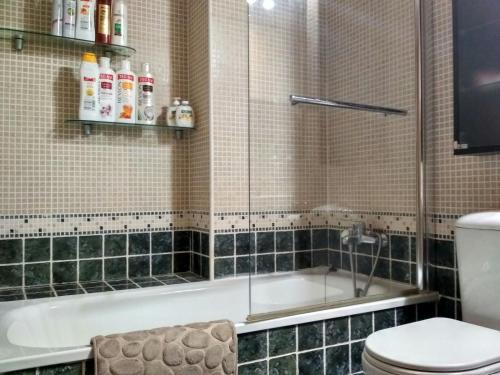 滨海罗克塔斯Salinas Comfort的带浴缸和卫生间的浴室。