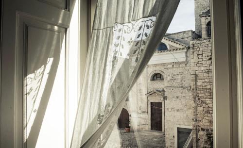 焦维纳佐Casa Pietramare的享有大楼景致的开放式窗户