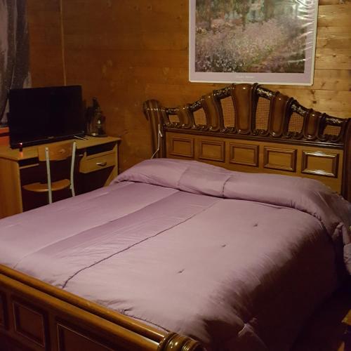 布林迪西bebvialata的一间卧室配有一张床和一张带笔记本电脑的书桌