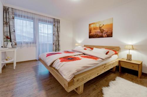 萨菲登安斯泰内嫩米尔Ferienhaus Bachwinkl的一间卧室设有一张床和一个大窗户