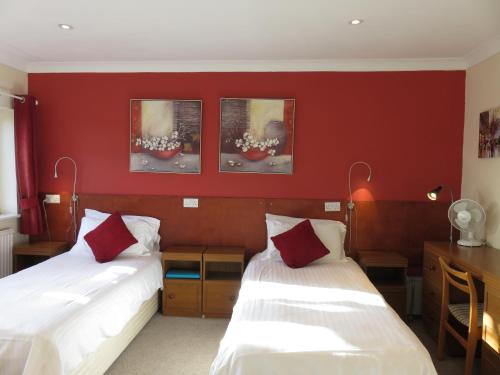 胡克Cherry Lodge的红色墙壁客房的两张床