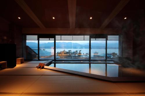 宫岛宫岛别墅酒店的客房设有游泳池和大窗户。