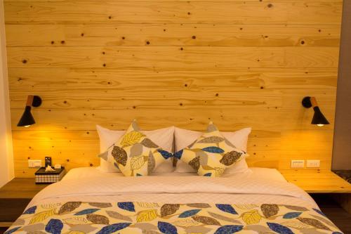 安平区安平十三宿的一间卧室设有一张带木墙的大床