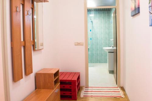 乌马格City center apartment的一间带水槽、卫生间和淋浴的浴室