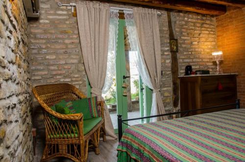 Serra San Quirico勒沃尔塔勒住宿加早餐旅馆的卧室配有床、椅子和窗户。