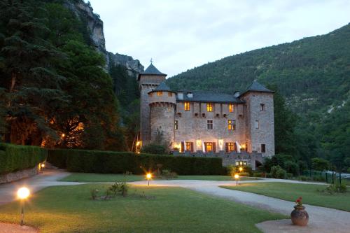 圣埃尼米耶卡兹城堡酒店的一座大城堡,院子里有灯