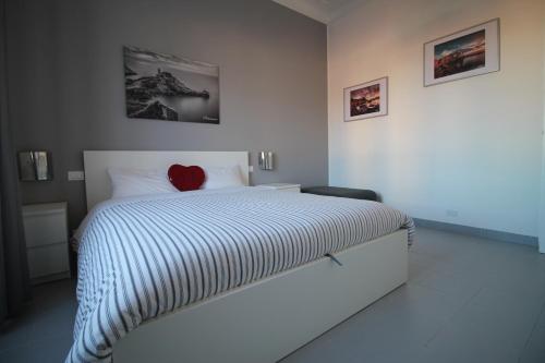斯培西亚Interno24 Apartment的一间卧室,配有一张红色的床