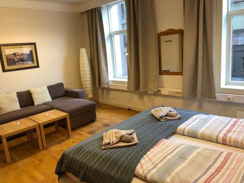 奥勒松Kirkegata 4的一间带两张床和一张沙发的客厅