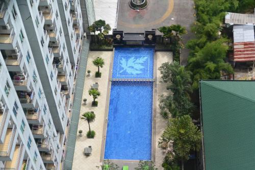 万隆秀波莱特2号公寓的大楼中央游泳池的顶部景色