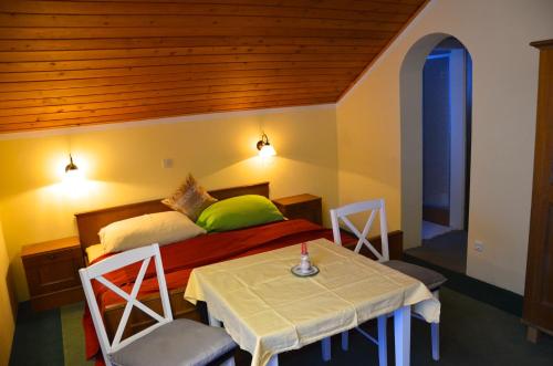茵聂科里姆斯Gästehaus Christophorus的卧室配有一张床和一张桌子及椅子