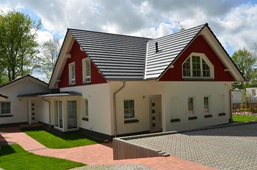 奥斯赛拜-塞林Strandhus Sellin - Apt. 02的红色和白色的房子