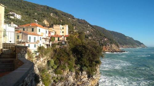 Albiano伊尔梅洛格兰诺住宿加早餐旅馆的海边悬崖上的一组建筑物