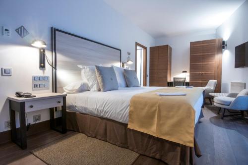 莱里达帕拉多尔莱里达酒店的酒店客房设有一张大床和一张书桌。