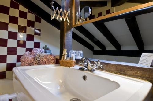 Suesa卡索纳苏萨酒店的浴室设有白色水槽和墙面